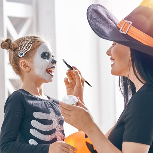 （1）Sæt med 2 skelethåndsformede, Halloween-hårklemmer med skridsikker belægning