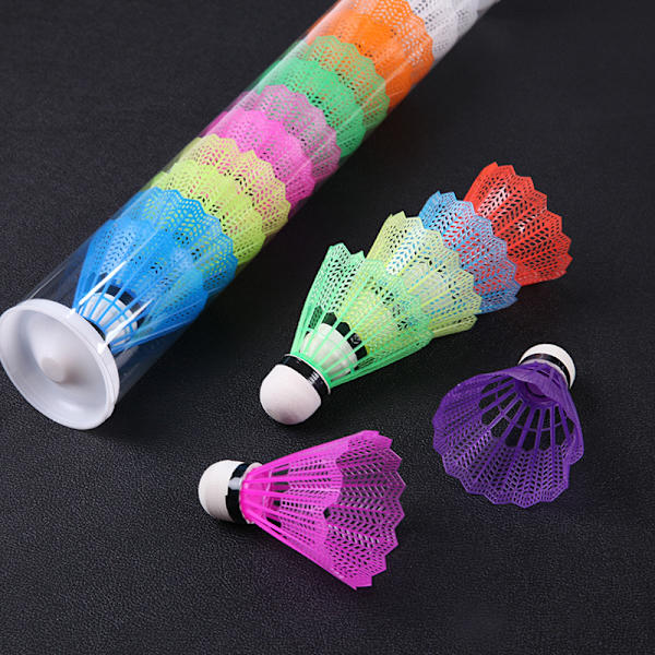 Spand af 12 nylon og farvede plastik badmintonbolde til tog