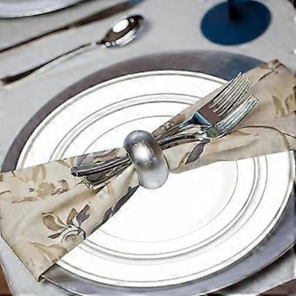 50 stk. plastmiddagstallerkener med sølv- og gullkant, 25 stk. 15 cm middagstallerkener og 25 stk. 23 cm salattallerkener til fest