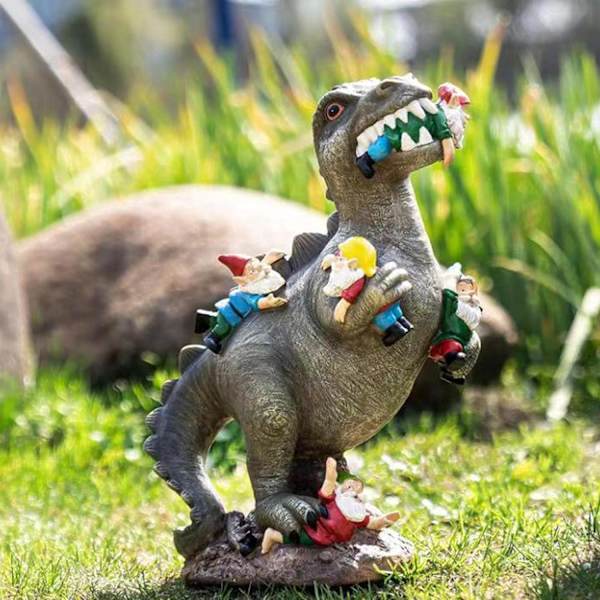 Udendørs havegnomstatue - Spisende dinosaur, humoristisk havegnom