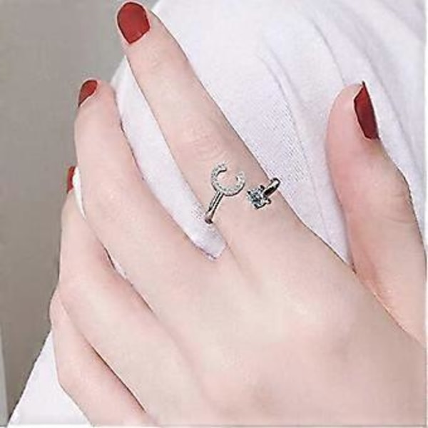 Justerbar ring med initial for kvinder og piger med indlagt krystal D