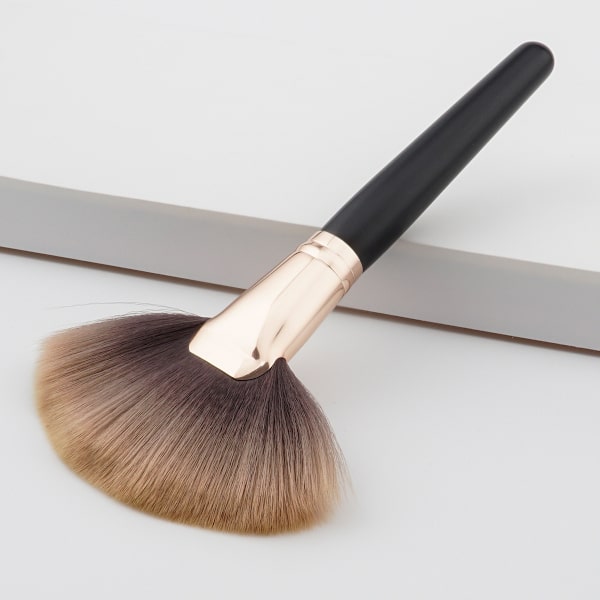 Fanbørste, blød og professionel makeupbørste / highlighterbørste