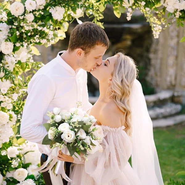 Bryllupsbuket til bruden, kunstig rosebuket, silke-rose, realistisk berøring, egnet til familiebryllup og festdekoration (lilla)
