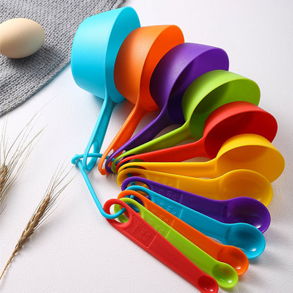 Set med 12 måttskedar, plastkök och bakmått