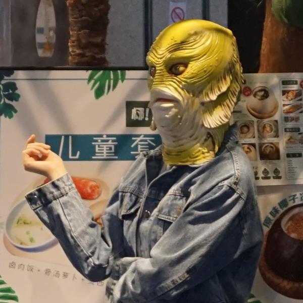 Kala-naamio - Halloween-eläinpäänaamio olento mustasta L:stä