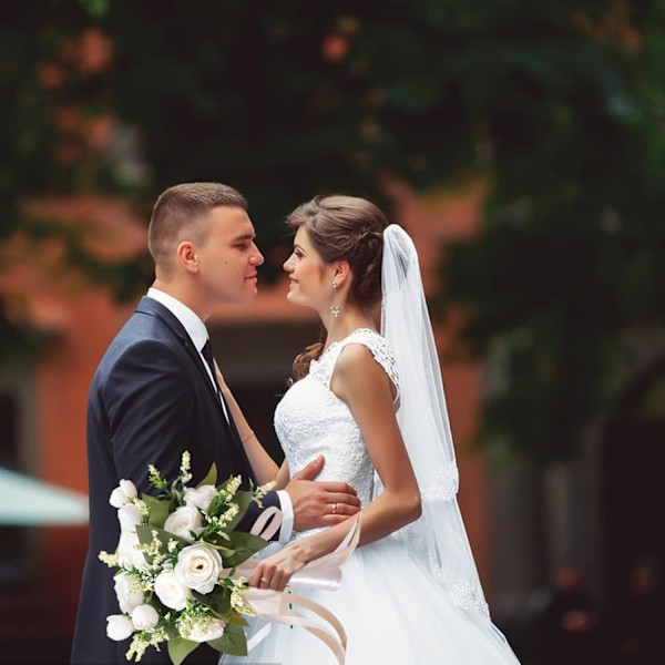 Bryllupsbuket til bruden, kunstig rosebuket, silke-rose, realistisk berøring, egnet til familiebryllup og festdekoration (kurvfarve)