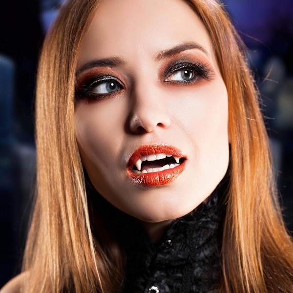 12 par vampyrtänder kostym 4 storlekar huggtänder falska tänder med 2 tandpellets för cosplay-festrekvisita halloween-fest huggtänder