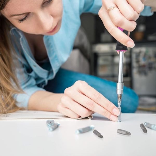 Pink Tools 23-osainen naisten kotikäyttöön tarkoitettu työkalusarja, jossa on mittanauha, leikkuupihdit, hylsyt ja ruuvimeisseli tee-se-itse-töihin ja kodin korjauksiin toimistoon