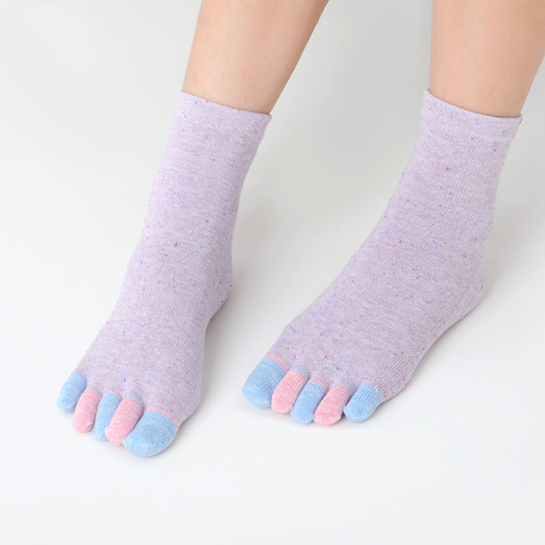 Lilafärgade korta 5-fingersockor med flerfärgade bomullstå