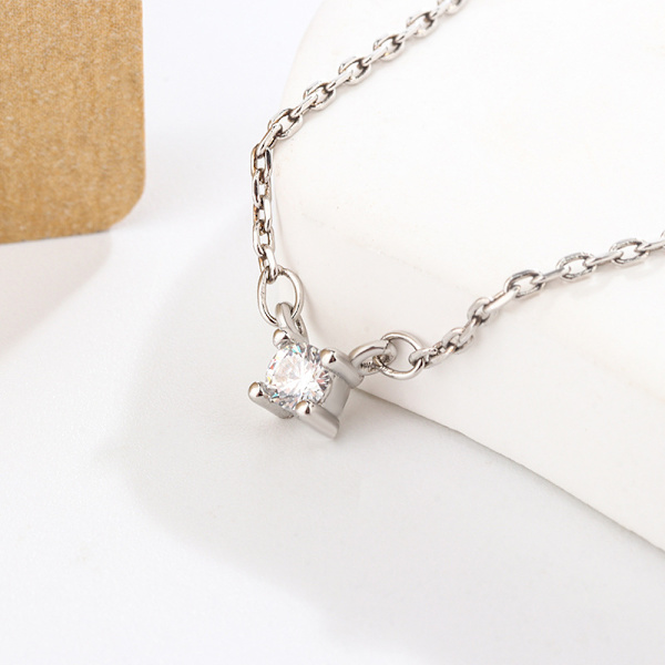 Halsband i 925 silver med diameter 5 mm, enkel fyrklöver med diamant