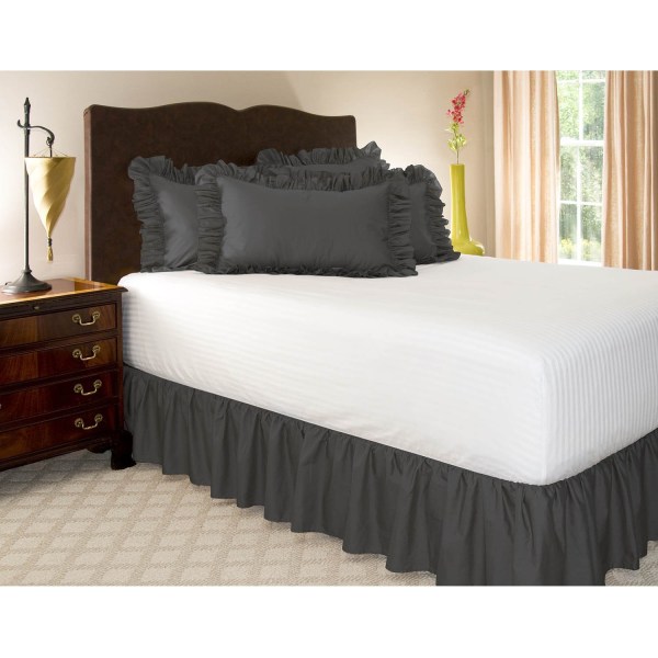 Röyhelöinen musta kokovuoteen hame – hotellilaatuisia röyhelöitä koko sänkyyn