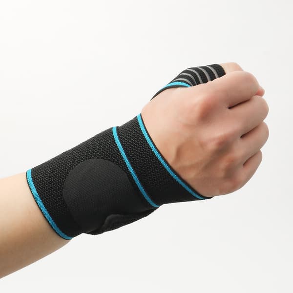 Et par blå håndledsstøtte stropper velcro lukninger, egnet til f