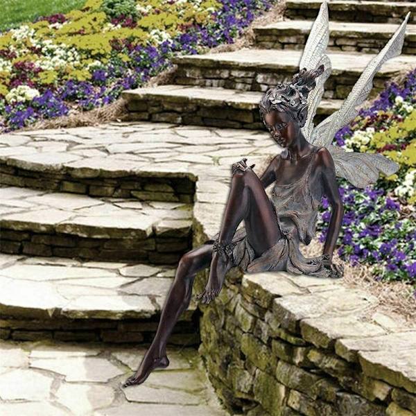 Havefigur Magisk Fe Siddende, Tudor og Turek Siddende Resin Havefigur 22cm