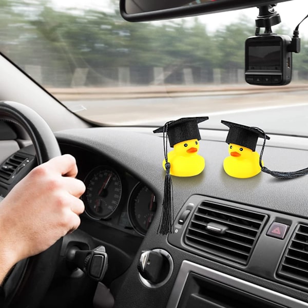 Pieni keltainen ankka -lelun auto koristeeksi valmistujaiskaudelle, tohtorinhattu valmistujaiskauden lahja, söpö muotityyli, punainen, 22 osaa Red 24pcs