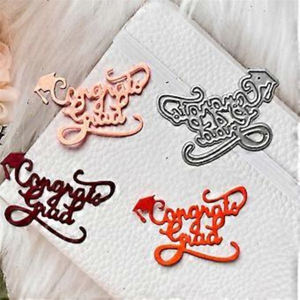 Tillykke med dimissionen Metal Skærestencils til DIY Scrapbooking Dekorativ Prægning Papirkort Skabelon QB3387 Congratulatio