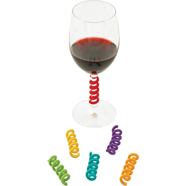 En pakke flerfarvet charme hængende på glas med farverige rotatiorer
