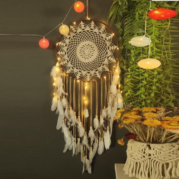 Boho Drømmekatcher med Lys - Stor Hvid Fjer Macrame Væghæng