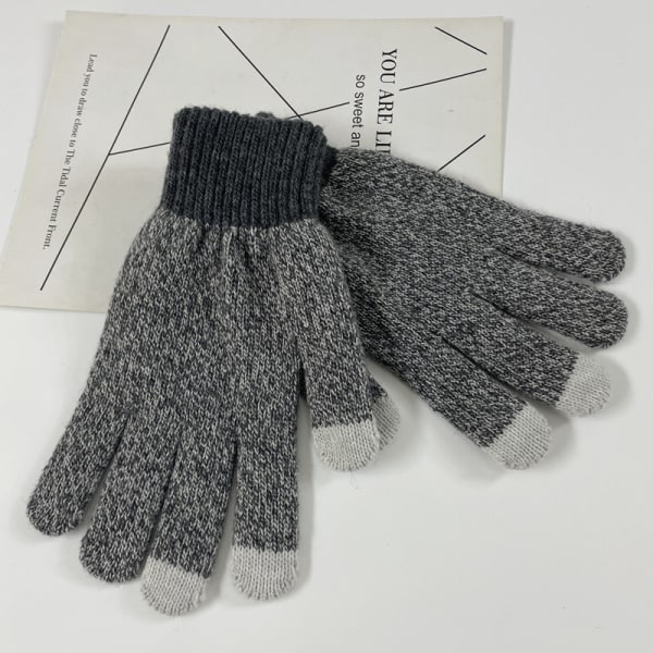 Hue, tørklæde, vinteruld og fløjlsvarme strikkede handsker, tre-tærte