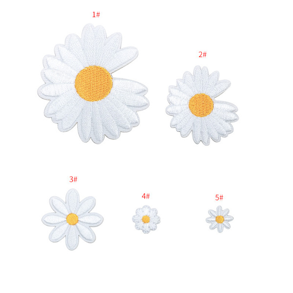 Set med 5 små prästkragar datorbroderi kapitel tygcollage