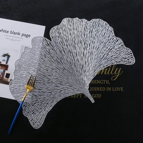 Sett med 4 (Sølv) PVC Dekorative Bordbrikker, Ginkgo Blad Hul D