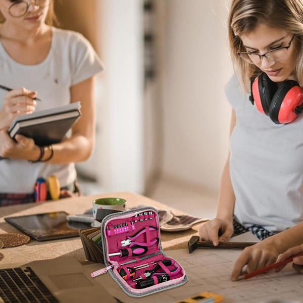 Pink Tools 23-osainen naisten kotikäyttöön tarkoitettu työkalusarja, jossa on mittanauha, leikkuupihdit, hylsyt ja ruuvimeisseli tee-se-itse-töihin ja kodin korjauksiin toimistoon