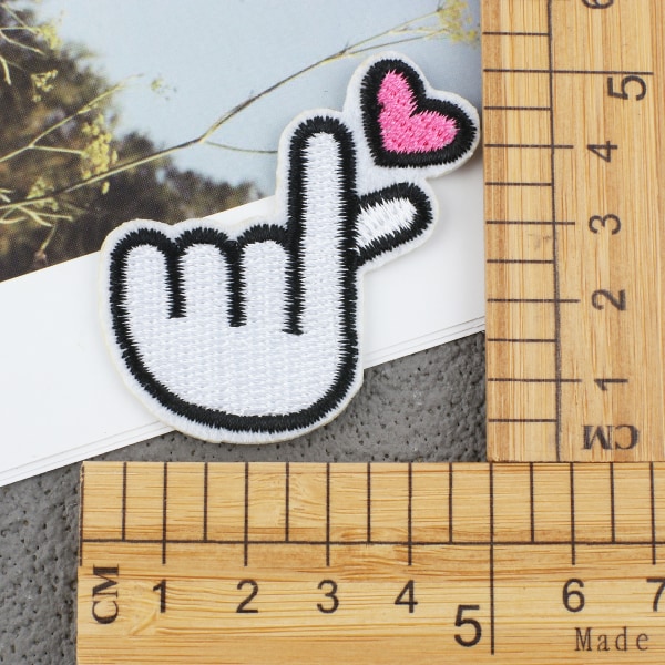 60 stk. Tilfældige assorterede styles broderede patches, lyse levende C