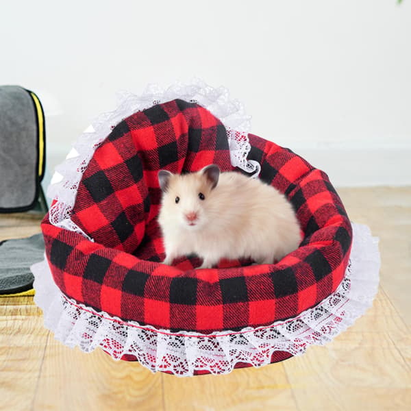 Hamster seng med blonderkant og ternet design, varm julehamsterhus C