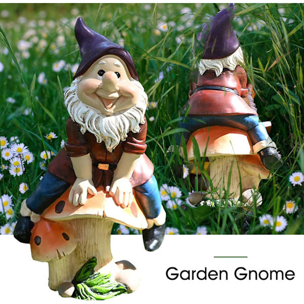 Havefigur af havenisse, harpiksfræk nisse, der sidder på svamp