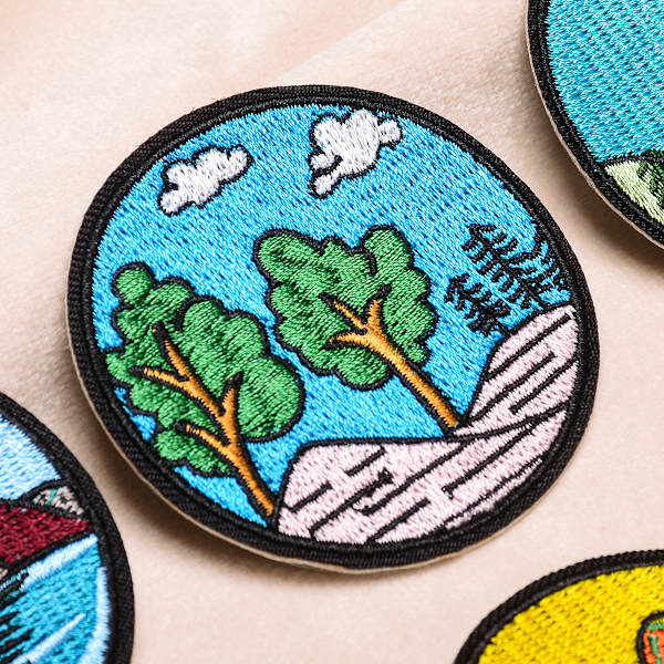 Set med 16 broderade etiketter runda märken utomhus djurlappar