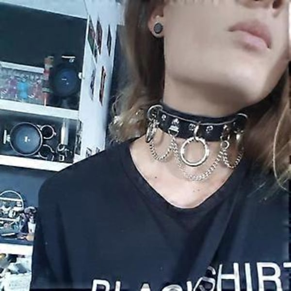 Nahkainen choker metallirenkaalla ja ketjulla, säädettävä kaulakoru