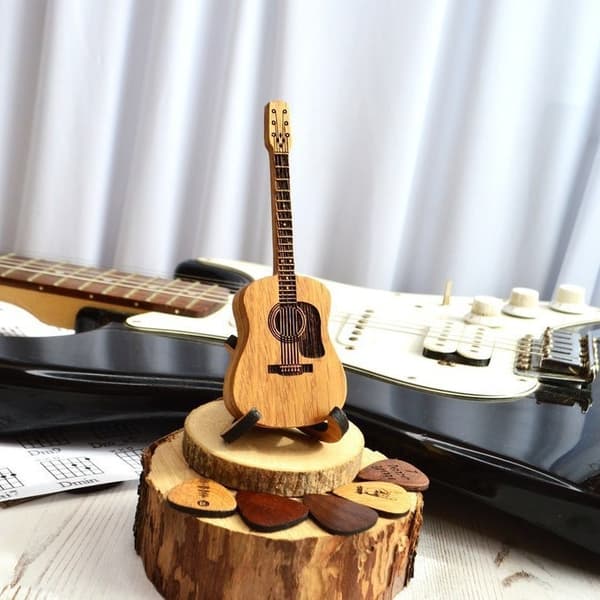【BQ】Mini Söt Edition Träplektrumfodral för Gitarr (Gitarrplektrum + Ställ + Plektrum (1 st))