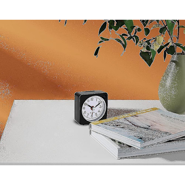 Analog väckarklocka för resa, ultrakompakt klocka med snooze- och ljusfunktion