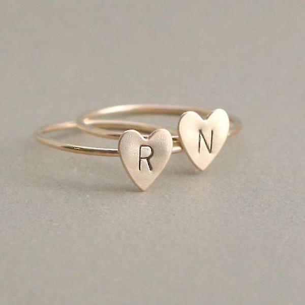 Handstämplad stapling A-z 26 bokstäver Initialt namn Tiny Heart Rings Kompatibel med Kvinnor Guld Färg Finger Ringar Smycken Partihandel RSilver Color