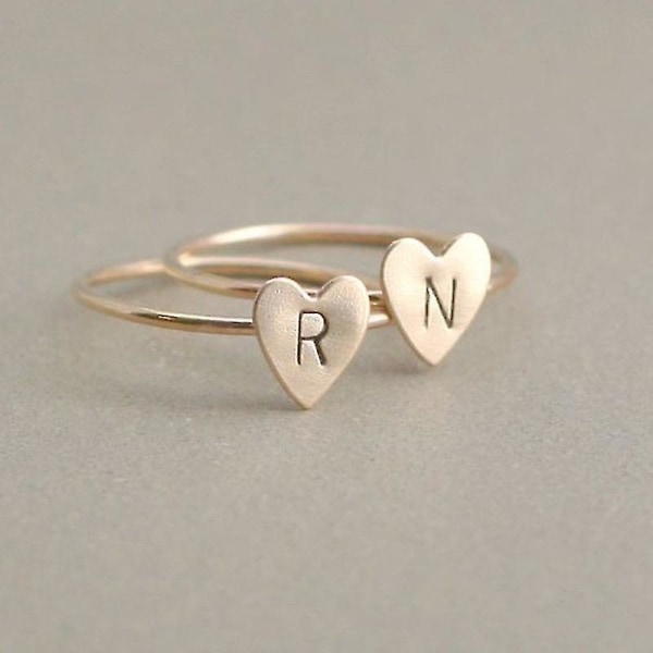 Handstämplad stapling A-z 26 bokstäver Initialt namn Tiny Heart Rings Kompatibel med Kvinnor Guld Färg Finger Ringar Smycken Partihandel YSilver Color