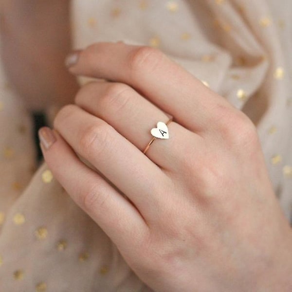 Handstämplad stapling A-z 26 bokstäver Initialt namn Tiny Heart Rings Kompatibel med Kvinnor Guld Färg Finger Ringar Smycken Partihandel YSilver Color