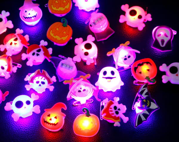 LED-valaiseva Halloween-rintakoru neulalla 3 kpl (satunnaiset variantit) Monivärinen MultiColor 3-pack