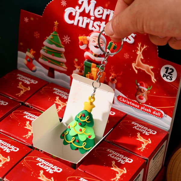Julklappsset med nyckelringar - 12 unika designer - Presentask med gratis julgransprydnad