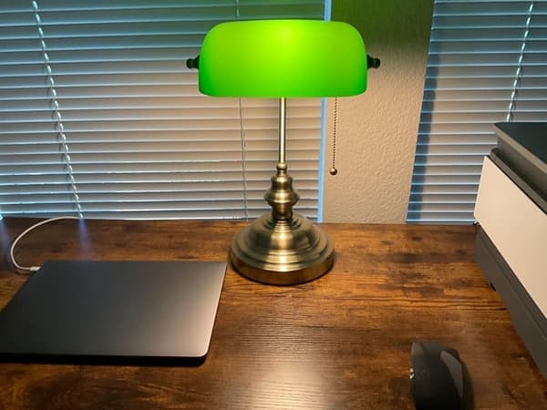 Grøn bankierlampe i glas med trækafbryder, plug-in-lampe, satinmessingfinish.