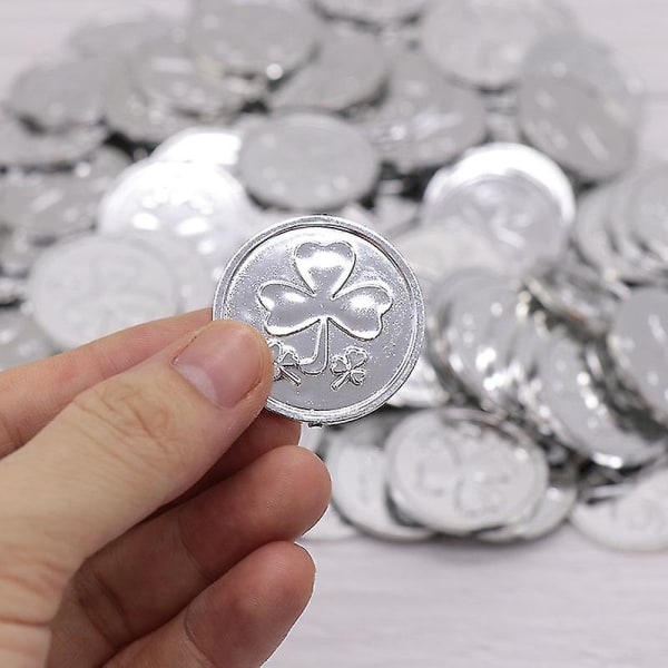 100 kpl St. Patrick's Day Shamrock Coins, Shining Lucky Plastic Coin 4-lehtinen Clover Irish St. Patrick's Day Kolikot Silver