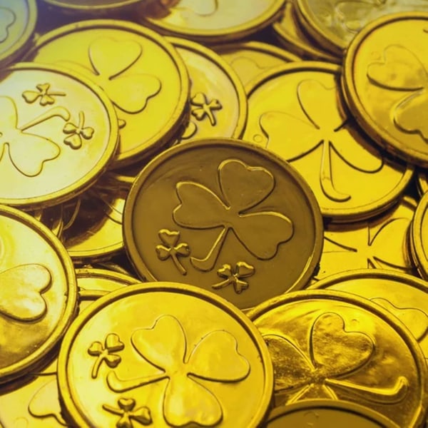 100 kpl St. Patrick's Day Shamrock Coins, Shining Lucky Plastic Coin 4-lehtinen Clover Irish St. Patrick's Day Kolikot Gold
