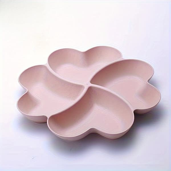 Hjerteformet fruktskål med fire rom, laget av gjenbrukbar plast, perfekt for fester. Pink