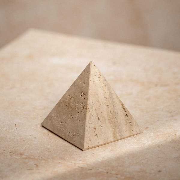 Hestia Travertin Pyramid - 10cm En Storlek Brun Brown One Size