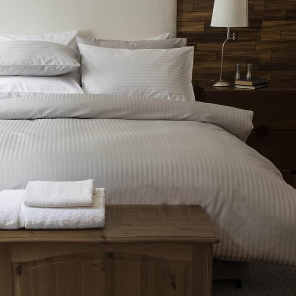 Belledorm 540 trådtäthet satinstriped påslakanset Kingsize Platinum Kingsize