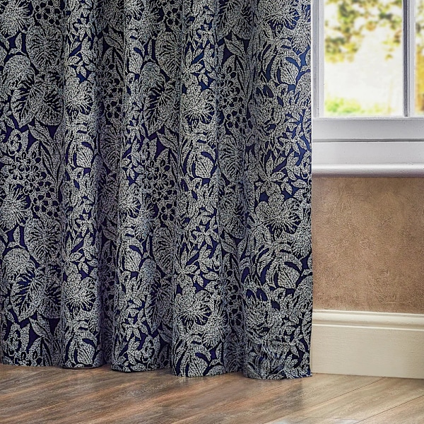 Wylder Bali Jacquard Botaniska Öglettgardiner 168cm x 229cm Mi Midnight 168cm x 229cm