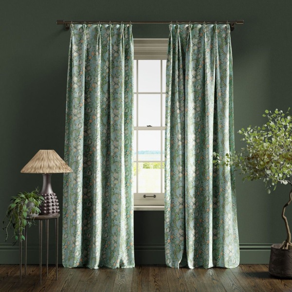 Clarke & Clarke Golden Lily William Morris Collection Tyg 1m Apple Green/Blush 1m x 1.38m