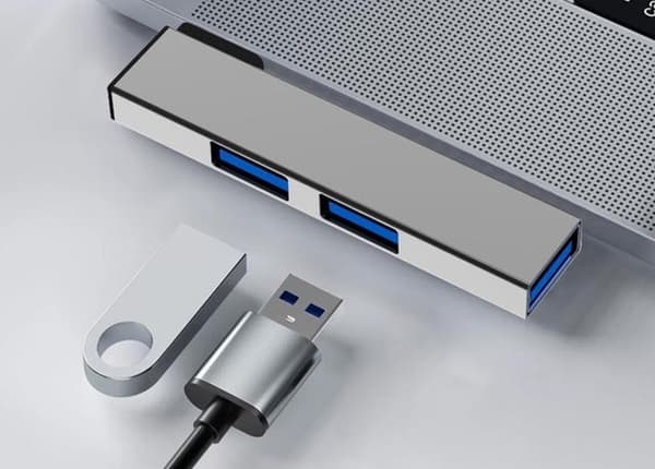 USB/USB-C Hubi – Monikäyttöinen ja Kompakti Sovitin Grey USB-C
