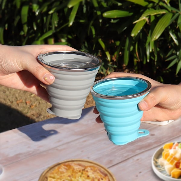 Hopfällbar silikonmugg för campingresor, liten bärbar drickmugg med lock återanvändbar utomhusvandring 270 ml (Blå/Grå, 2-pack)