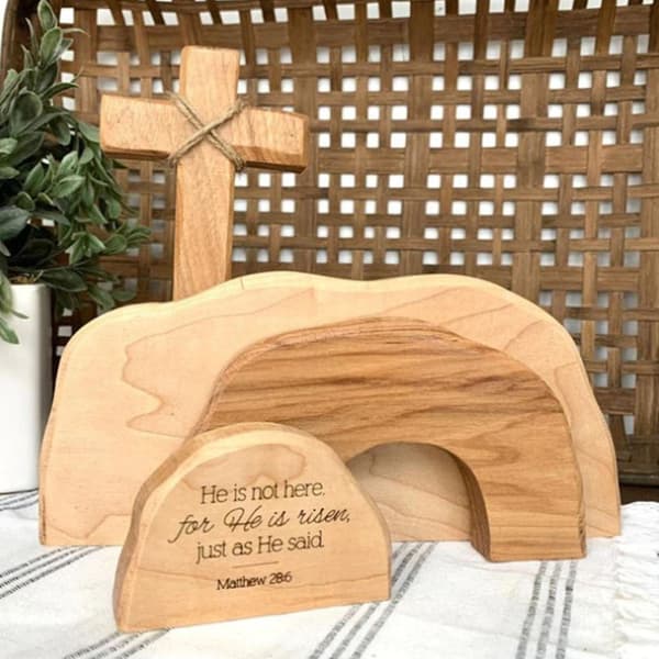 Den tomma graven påskscen och trädekoration för påsk