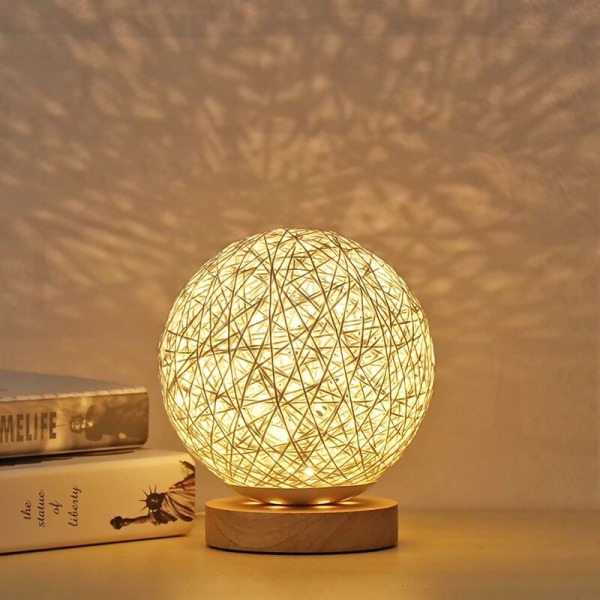 Puinen LED-pöytävalaisin, luova puinen rottinki pallomainen yövalo, jossa käsintehty kolmipuolinen lampunvarjostin.-Fei Yu