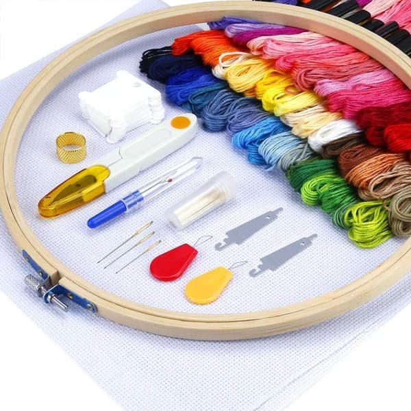 [LCS] Broderisats, 100 färgade trådar, 5 broderirammar i bambu